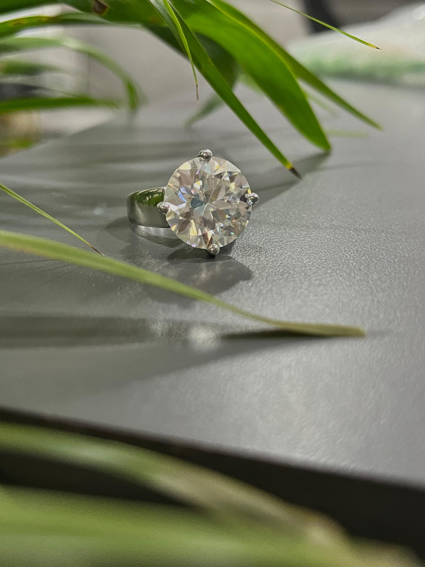 Luxe Solitaire Ring - Moissanite