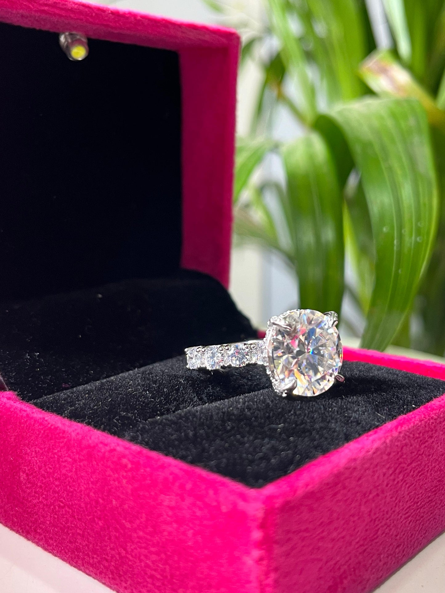 Solitaire Luxe Ring - Moissanite